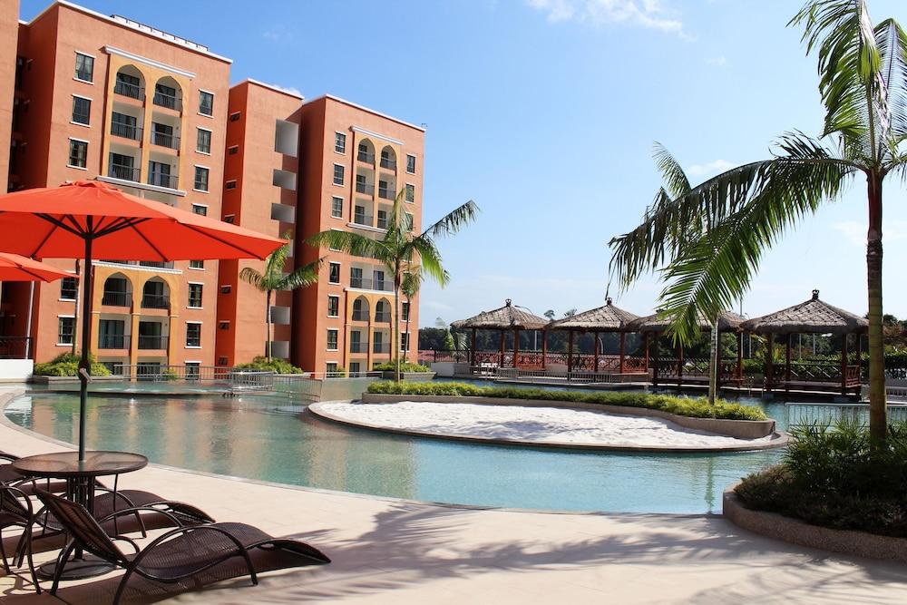 Arabian Bay Resort@ Bukit Gambang Resort City Екстер'єр фото